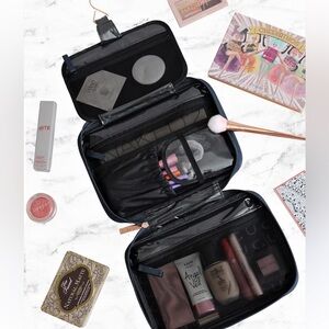 Hanging travel organizer or toiletry bag